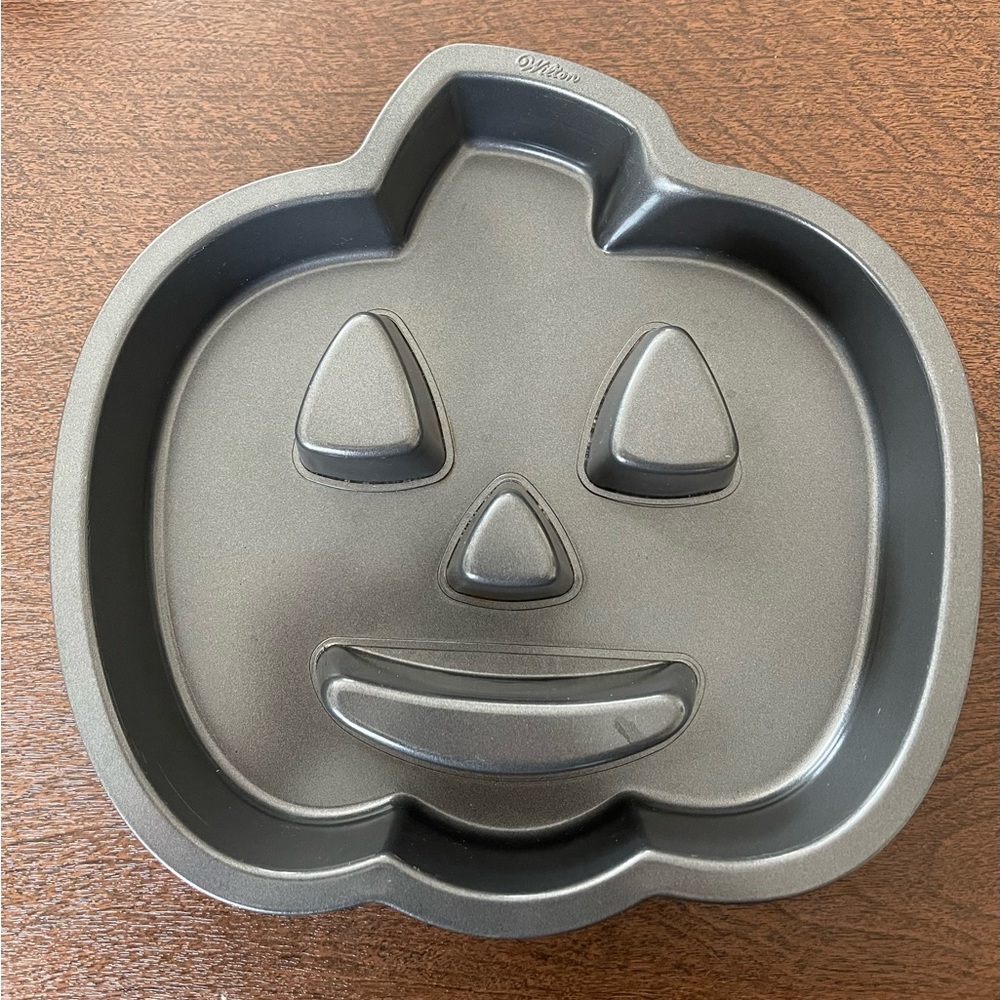 Lightly Used None Stick Wilton Halloween Jack O Lantern Cake Pan